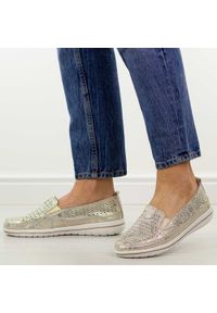 Złote ażurowe skórzane półbuty damskie Jezzi 5364. Okazja: na spacer, na co dzień. Nosek buta: okrągły. Kolor: złoty. Materiał: skóra. Szerokość cholewki: normalna. Wzór: ażurowy. Sezon: wiosna, jesień, lato. Styl: casual, elegancki #1