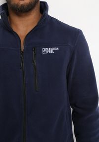 Born2be - Granatowa Polarowa Bluza ze Stójką z Ozdobnym Napisem i Suwakiem Dwarena. Typ kołnierza: kołnierzyk stójkowy. Kolor: niebieski. Materiał: polar. Wzór: napisy #5