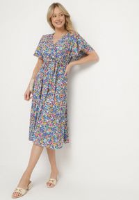 Born2be - Niebieska Rozkloszowana Sukienka w Kwiaty z Kopertowym Dekoltem Plisowana Lanasira. Kolor: niebieski. Wzór: kwiaty. Typ sukienki: kopertowe #5