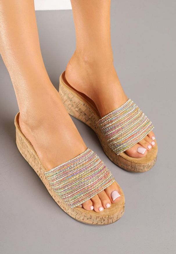 Born2be - Beżowo-Różowe Klapki na Koturnie z Korka z Plecioną Cholewką Teandra. Kolor: beżowy. Sezon: lato. Obcas: na koturnie. Styl: klasyczny, elegancki