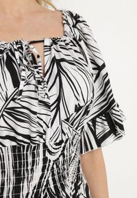 Born2be - Czarna Bawełniana Sukienka Rozkloszowana w Liście Alaniva. Okazja: na co dzień. Typ kołnierza: dekolt w kształcie V. Kolor: czarny. Materiał: bawełna. Wzór: nadruk. Sezon: wiosna, lato. Styl: casual, elegancki #2