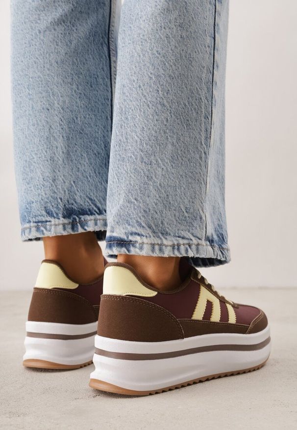 Renee - Brązowe Sneakersy na Platformie z Geometrycznym Motywem Hippiopis. Okazja: na co dzień. Kolor: brązowy. Materiał: jeans. Wzór: geometria. Obcas: na platformie