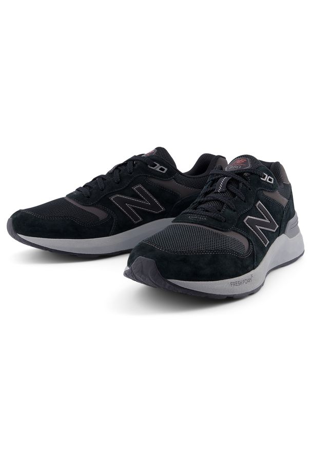 Buty męskie New Balance MW880BB7 – czarne. Okazja: na co dzień, na spacer. Kolor: czarny. Materiał: zamsz, guma. Szerokość cholewki: normalna. Sport: turystyka piesza, fitness