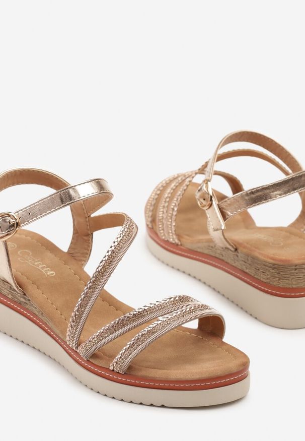 Born2be - Szampańskie Sandały na Koturnie z Cyrkoniowymi Paskami Kinemira. Okazja: na co dzień. Zapięcie: pasek. Kolor: złoty. Materiał: jeans. Wzór: paski. Obcas: na koturnie. Styl: wizytowy, elegancki, casual