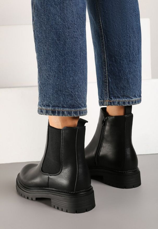 Renee - Czarne Klasyczne Botki Typu Sztyblety Nelathil. Okazja: na spotkanie biznesowe, na co dzień. Kolor: czarny. Materiał: jeans. Wzór: aplikacja. Obcas: na obcasie. Styl: klasyczny. Wysokość obcasa: niski