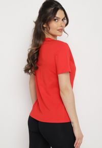 Born2be - Czerwony Bawełniany T-shirt o Klasycznym Kroju z Okrągłym Dekoltem Ethelina. Kolor: czerwony. Materiał: bawełna. Styl: klasyczny #4