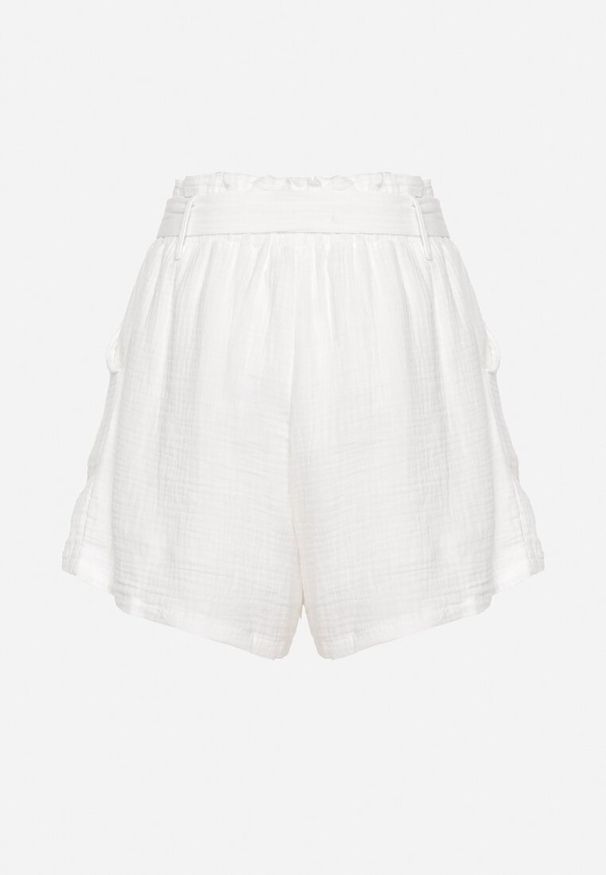 Born2be - Białe Szorty z Bawełny z Gumką w Pasie i Materiałowym Paskiem Fioara. Okazja: na co dzień, na spacer. Kolor: biały. Materiał: bawełna, materiał. Długość: krótkie. Sezon: lato. Styl: casual, elegancki