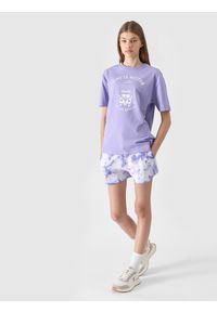 4f - T-shirt oversize z nadrukiem dziewczęcy - fioletowy. Okazja: na co dzień. Kolor: fioletowy. Materiał: jersey, materiał, bawełna, elastan, dzianina. Długość rękawa: krótki rękaw. Długość: krótkie. Wzór: nadruk. Styl: wakacyjny, sportowy, casual, klasyczny