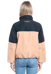 Wrangler - DAMSKA KURTKA PRZEJŚCIOWA WRANGLER UTILITY JACKET PYRAMID SAND W4Q1YJC01. Kolor: brązowy