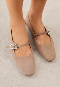 Born2be - Ciemnobeżowe Balerinki z Imitacji Zamszu z Paskiem z Biżuteryjną Klamerką Elintora. Okazja: do pracy, na co dzień, na spotkanie biznesowe. Zapięcie: pasek. Kolor: beżowy. Materiał: zamsz. Styl: elegancki, biznesowy, klasyczny, casual #5