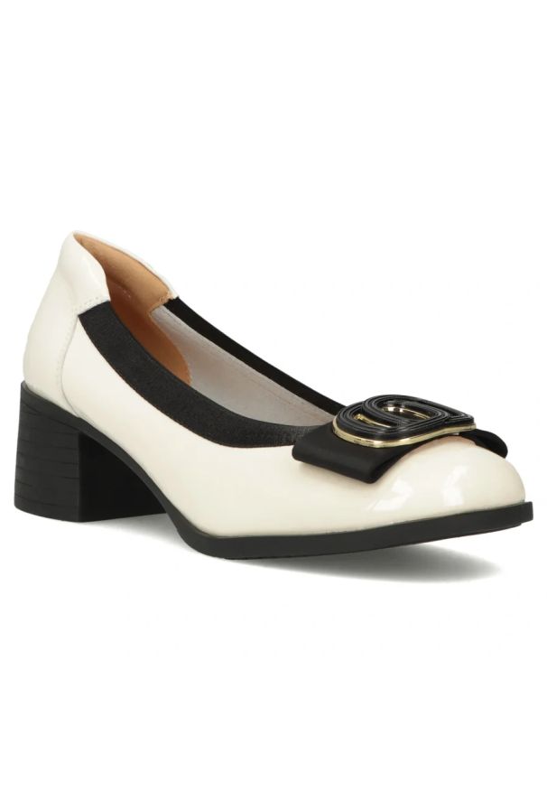 Skórzane czółenka lakierowane na klocku beżowe Filippo DP6960. Kolor: beżowy. Materiał: skóra. Wzór: aplikacja. Obcas: na obcasie. Wysokość obcasa: średni