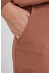 Answear Lab Spodnie bawełniane damskie kolor beżowy gładkie. Stan: podwyższony. Kolor: beżowy. Materiał: bawełna. Wzór: gładki