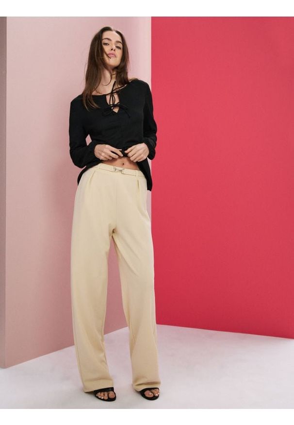 Sinsay - Spodnie wide leg z zakładkami i dekoracyjnym pasem - kremowy. Kolor: kremowy