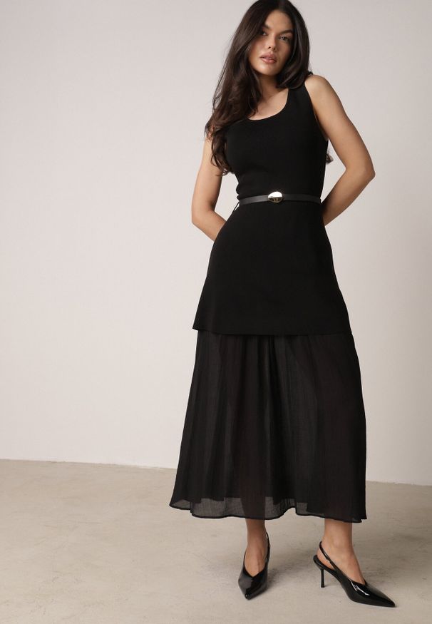 Born2be - Czarna Dwuwarstwowa Sukienka Dzianinowa z Wiskozą i Paskiem z Klamrą Arkesia. Okazja: na co dzień, na spotkanie biznesowe. Kolor: czarny. Materiał: dzianina, wiskoza. Typ sukienki: proste. Styl: casual, biznesowy, elegancki