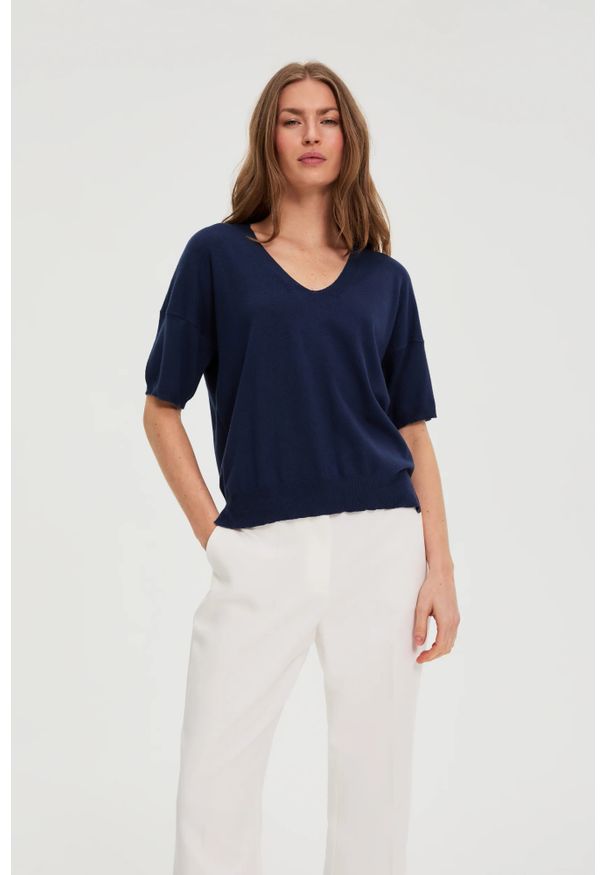 MOODO - Sweter z krótkimi rękawami granatowy. Kolor: niebieski. Materiał: poliamid, wiskoza. Długość rękawa: krótki rękaw. Długość: krótkie