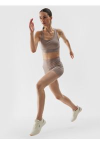 4f - 4F Legginsy krótkie treningowe z materiału z recyklingu damskie - beżowe XXL. Stan: podwyższony. Kolor: beżowy. Materiał: materiał. Długość: krótkie. Wzór: ze splotem, gładki, jednolity. Sport: joga i pilates, fitness