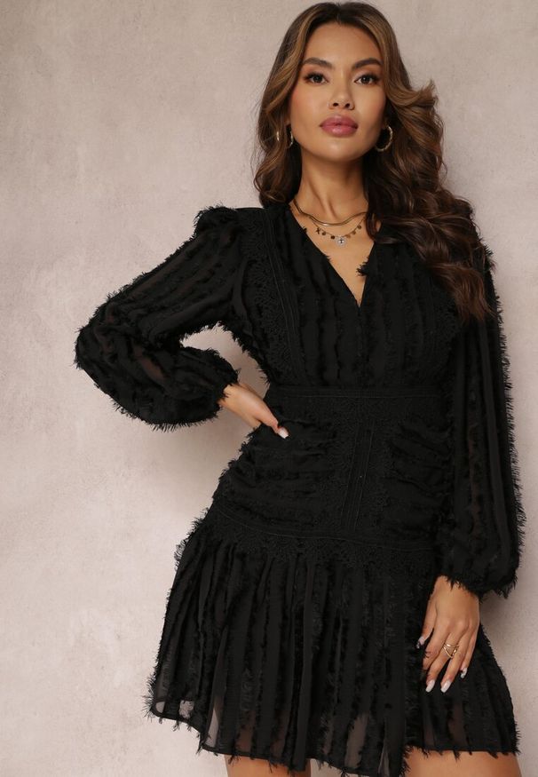 Renee - Czarna Sukienka Rozkloszowana z Wystrzępieniem i Koronką Avela. Kolor: czarny. Materiał: koronka. Wzór: koronka