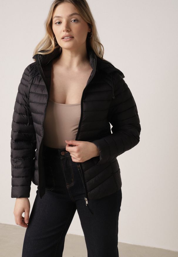 Born2be - Czarna Klasyczna Kurtka Przejściowa z Pikowaniem i Odpinanym Kapturem Pretiella. Okazja: na spacer, na co dzień. Kolor: czarny. Materiał: jeans, nylon. Styl: klasyczny