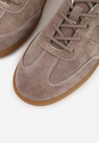 Born2be - Ciemnobeżowe Sneakersy z Zamszu Naturalnego ze Skórzaną Wkładką i Przeszyciami Muririal. Okazja: na co dzień. Kolor: brązowy. Materiał: zamsz, skóra. Wzór: nadruk #7