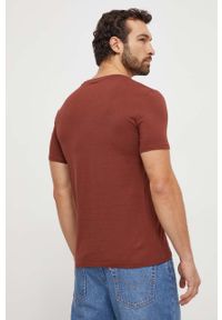 Guess t-shirt bawełniany kolor brązowy z aplikacją. Kolor: brązowy. Materiał: bawełna. Wzór: aplikacja. Styl: klasyczny #4