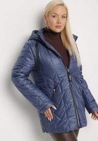 Born2be - Niebieska Pikowana Kurtka Ozdobiona Pikowaniem z Odpinanym Kapturem Falerosa. Okazja: na co dzień, na spacer. Kolor: niebieski. Materiał: jeans. Wzór: aplikacja. Styl: casual #3