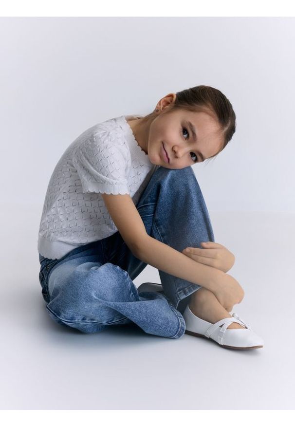 Reserved - Sweter z krótkim rękawem - złamana biel. Materiał: dzianina, wełna, bawełna. Długość rękawa: krótki rękaw. Długość: krótkie