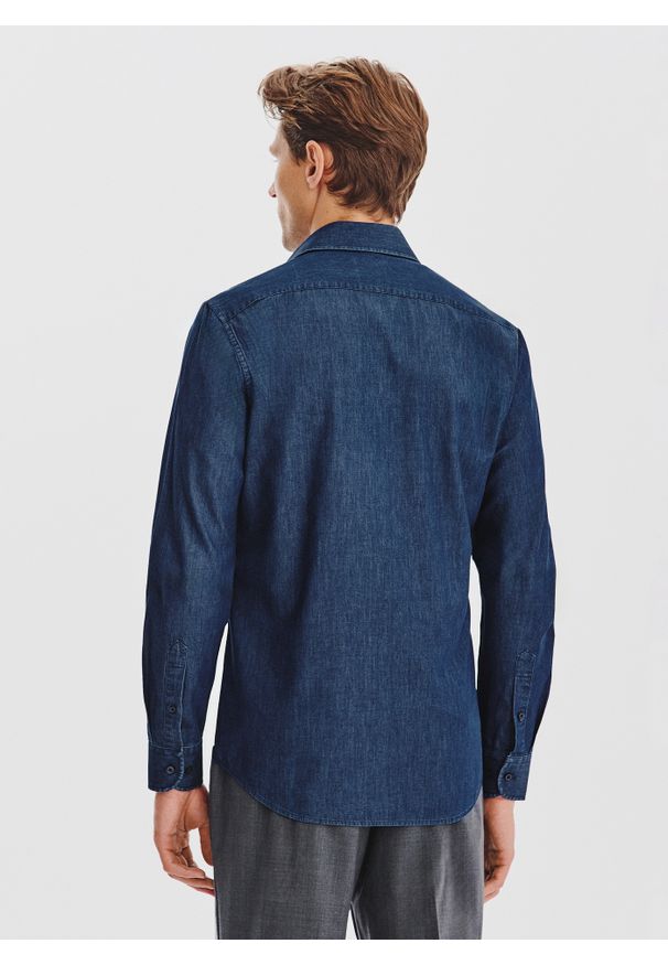 Pako Lorente - PAKO LORENTE - Granatowa koszula jeansowa. Typ kołnierza: kołnierzyk włoski. Kolor: niebieski. Materiał: jeans. Długość rękawa: długi rękaw. Długość: długie. Wzór: gładki