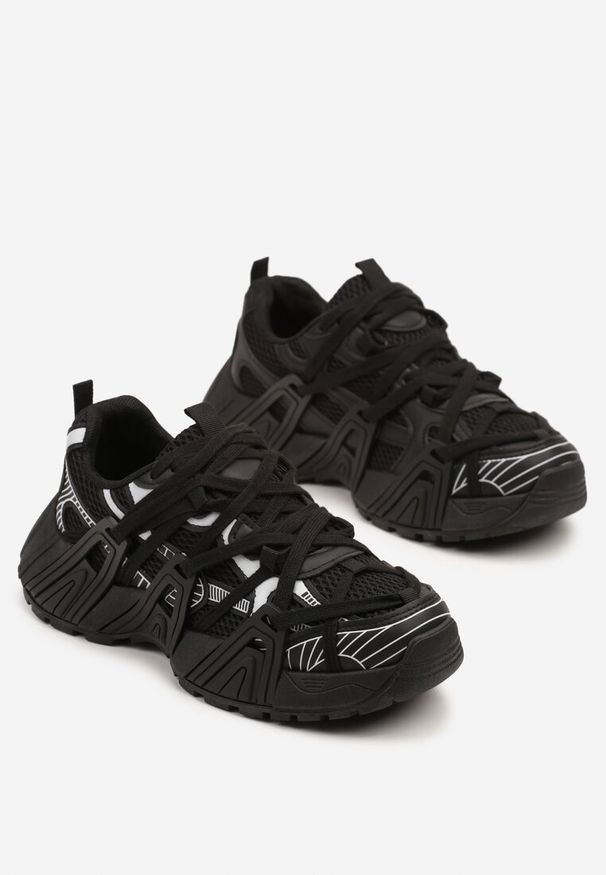 Renee - Czarne Sneakersy Ozdobione Geometrycznym Motywem Pollines. Okazja: na co dzień. Zapięcie: sznurówki. Kolor: czarny. Materiał: jeans. Wzór: aplikacja, geometria