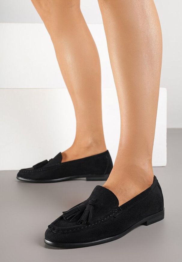 Renee - Czarne Mokasyny z Imitacji Zamszu z Aplikacją z Frędzlami Nalonissa. Okazja: na co dzień. Kolor: czarny. Materiał: zamsz. Wzór: aplikacja. Obcas: na płaskiej podeszwie. Styl: casual, elegancki
