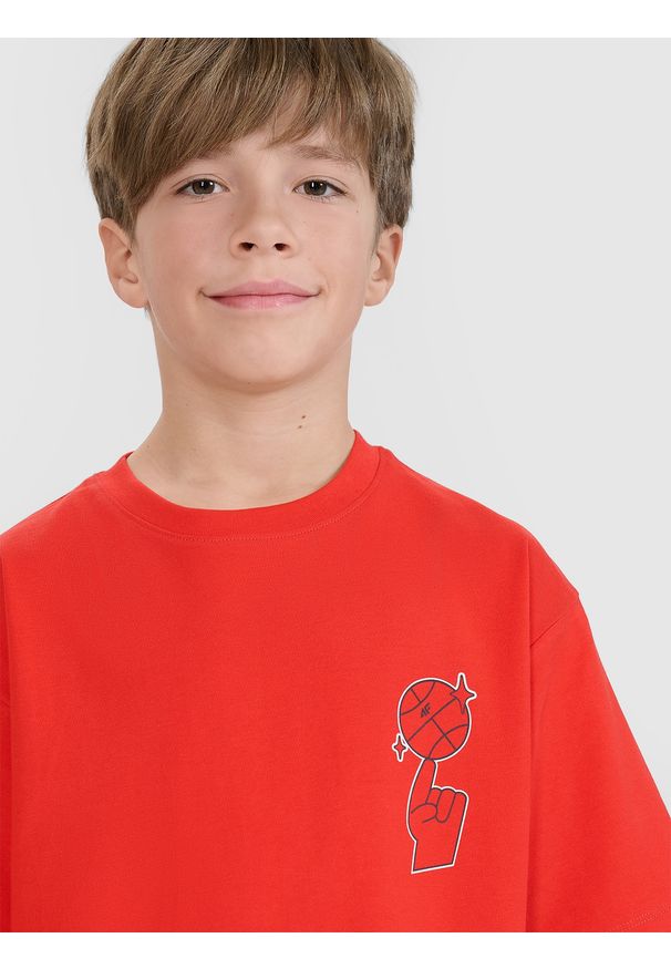 4f - 4F T-shirt oversize z nadrukiem chłopięcy - czerwony 140 (9-10 lat). Okazja: na co dzień. Kolor: czerwony. Materiał: jersey, bawełna, dzianina. Długość rękawa: krótki rękaw. Długość: krótkie. Wzór: nadruk. Sezon: lato. Styl: sportowy, klasyczny, casual