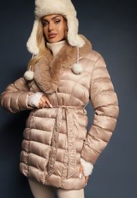 Renee - Beżowa Pikowana Kurtka z Wiązanym Paskiem i Kołnierzem z Futerka Avrissa. Typ kołnierza: bez kaptura. Kolor: beżowy. Materiał: futro #1