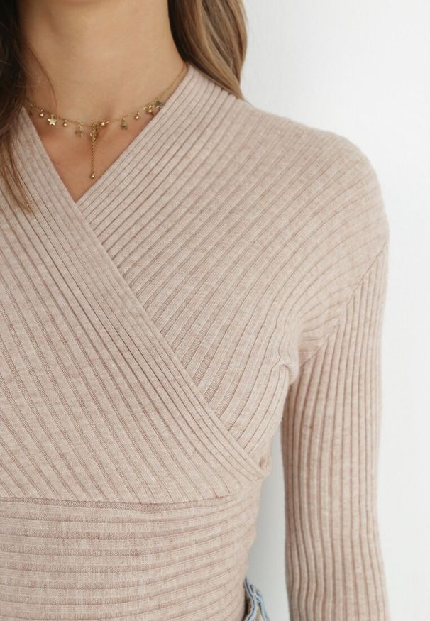 Born2be - Beżowy Sweter Kopertowy z Prążkowanej Dzianiny Zaki. Okazja: na co dzień. Kolor: beżowy. Materiał: dzianina, prążkowany. Długość rękawa: długi rękaw. Długość: długie. Styl: casual, elegancki, rockowy