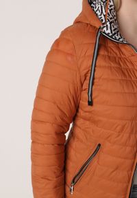 Born2be - Pomarańczowa Dwustronna Kurtka Pikowana z Kapturem Zidila. Okazja: na spacer, na co dzień. Typ kołnierza: kaptur. Kolekcja: plus size. Kolor: pomarańczowy. Materiał: jeans. Wzór: geometria. Styl: casual, sportowy #5