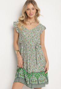 Born2be - Zielona Wiskozowa Sukienka o Rozkloszowanym Kroju z Wiązanym Paskiem Sepona. Okazja: na co dzień. Typ kołnierza: dekolt w kształcie V. Kolor: zielony. Materiał: wiskoza. Wzór: aplikacja. Styl: elegancki, casual #1