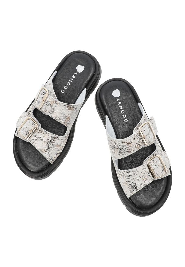 Białe Klapki Armodo Modne Obuwie Damskie. Okazja: na co dzień. Zapięcie: klamry. Kolor: złoty. Materiał: jeans. Sezon: lato. Styl: casual, wakacyjny