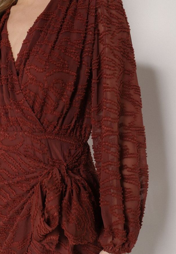 Born2be - Brązowa Kopertowa Sukienka z Tkaniny Plumeti Zenorava. Typ kołnierza: dekolt w kształcie V. Kolor: brązowy. Materiał: tkanina. Długość rękawa: długi rękaw. Wzór: aplikacja. Typ sukienki: kopertowe. Styl: klasyczny, elegancki