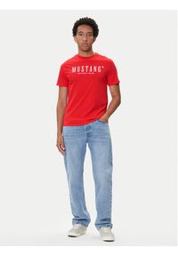 Mustang T-Shirt Austin 1016853 Czerwony Regular Fit. Kolor: czerwony. Materiał: bawełna