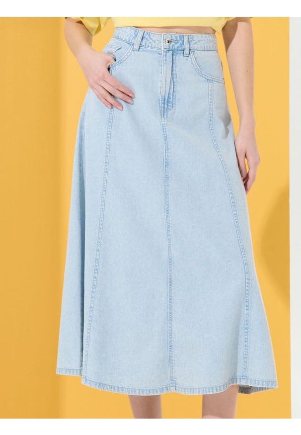 Sinsay - Jeansowa rozkloszowana spódnica midi - niebieski. Kolor: niebieski. Materiał: jeans