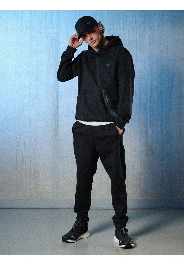 4f - 4F Bluza dresowa regular z kapturem męska - czarna XL. Okazja: na co dzień. Typ kołnierza: kaptur. Kolor: czarny. Materiał: dresówka. Długość rękawa: raglanowy rękaw. Styl: casual