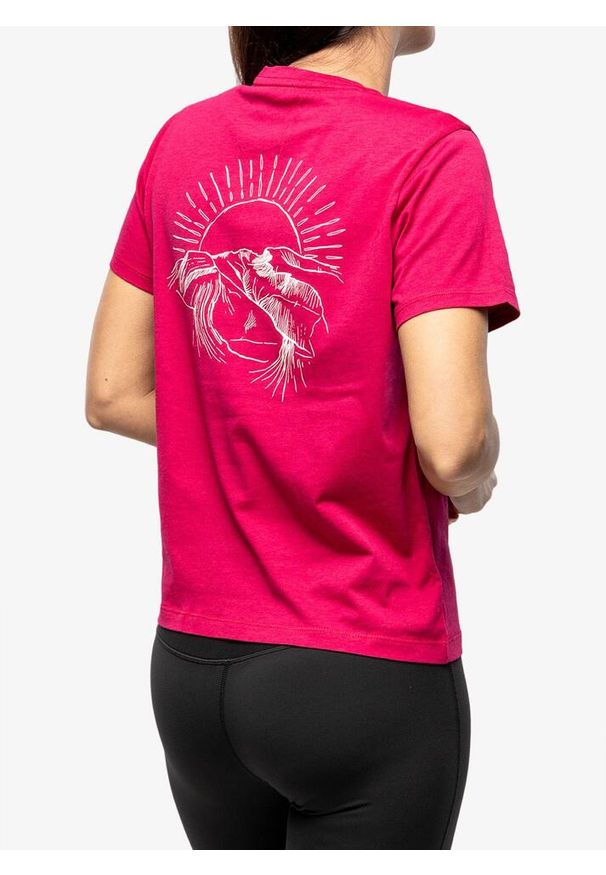 Koszulka z nadrukiem damska Inov-8 Graphic Tee SS Skiddaw. Kolor: różowy. Wzór: nadruk