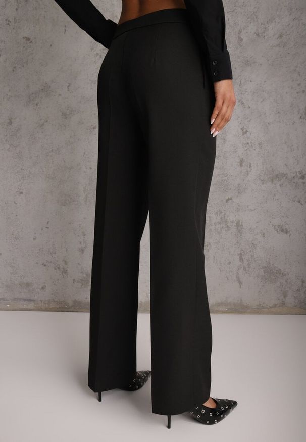 Renee - Czarne Spodnie Garniturowe na Kant VICES Zdobione Zapięciem z Klamrą Azisore. Okazja: na imprezę. Kolor: czarny. Materiał: jedwab, skóra. Wzór: aplikacja