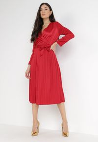Born2be - Bordowa Sukienka Thessothoe. Kolor: czerwony. Materiał: satyna, materiał. Długość rękawa: długi rękaw. Typ sukienki: kopertowe. Długość: midi #2
