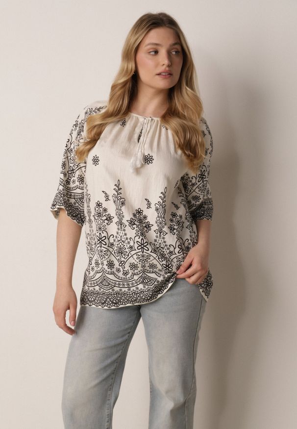 Born2be - Biało-Czarna Bluzka z Wiskozy z Kwiatowym Wzorem Wiązaniem i Frędzlami Hawnalue. Okazja: do pracy, na co dzień, na spacer. Kolor: biały. Materiał: wiskoza. Wzór: kwiaty. Styl: boho, elegancki, casual