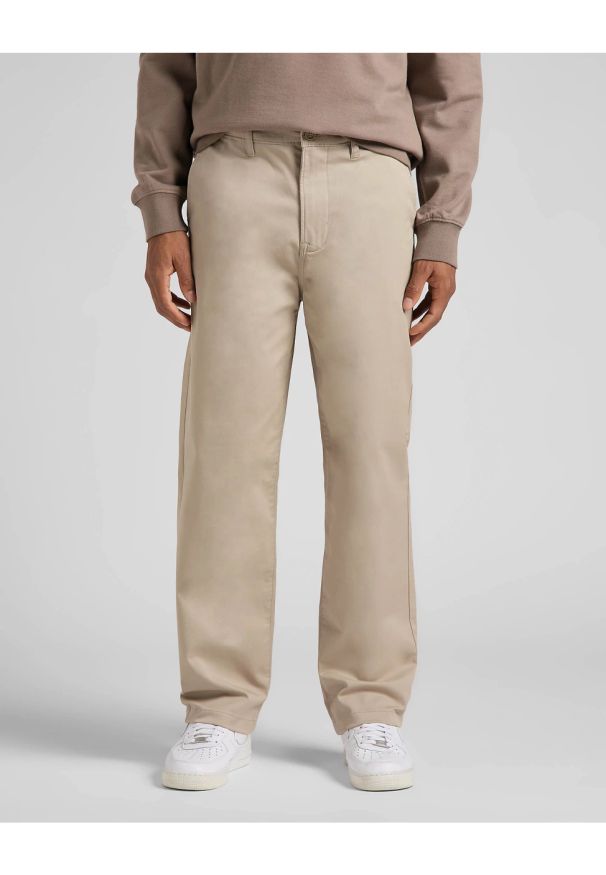 Lee - LEE MĘSKIE SPODNIE MATERIAŁOWE LEE RELAXED CHINO STONE L70XTY58 112145506. Materiał: materiał