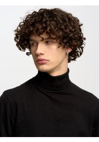 Big-Star - Sweter męski z golfem czarny Charis 906. Okazja: na co dzień. Typ kołnierza: golf. Kolor: czarny. Materiał: jeans, skóra, żakard, materiał, bawełna, dzianina. Wzór: aplikacja, kolorowy. Styl: klasyczny, casual, elegancki