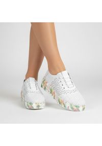 Półbuty damskie Artiker, cholewka ze skóry naturalnej perforowana konstrukcja z klasycznym sznurowaniem podwyższona podeszwa o dekoracyjnej strukturz. Okazja: na co dzień. Kolor: biały. Materiał: skóra. Szerokość cholewki: normalna #1