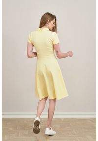 Marie Zélie - Sukienka Polo trapezowa jasnożółta krótki rękaw. Okazja: do pracy, na co dzień. Typ kołnierza: polo. Kolor: żółty. Materiał: bawełna, dzianina, materiał. Długość rękawa: krótki rękaw. Typ sukienki: trapezowe. Styl: wakacyjny, sportowy, klasyczny, casual #2
