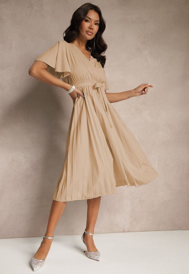 Renee - Ciemnobeżowa Sukienka Wiązana w Talii z Plisowaniem na Dole Dorseki. Kolor: beżowy. Materiał: materiał, tkanina. Styl: elegancki