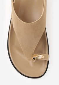 Renee - Ciemnobeżowe Sandały z Ozdobnym Paskiem na Palec i Metalicznymi Ozdobami Brizesh. Okazja: na co dzień. Zapięcie: pasek. Kolor: beżowy. Materiał: len. Wzór: aplikacja. Sezon: lato. Styl: casual #8