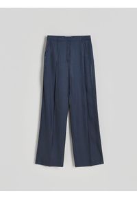 Reserved - Spodnie z połyskującej tkaniny - granatowy. Kolor: niebieski. Materiał: tkanina